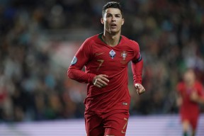 金年会体育-包含利物浦不断突破！，C罗连续二十场比赛得分超过夺冠观众掌声雷动的词条