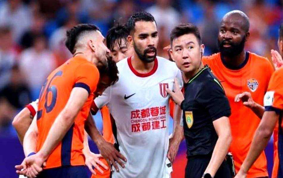 关于意甲转会期再迎强敌，山东泰山调整名单，主帅态度：态度坚定，阵容厚度经受考验的信息